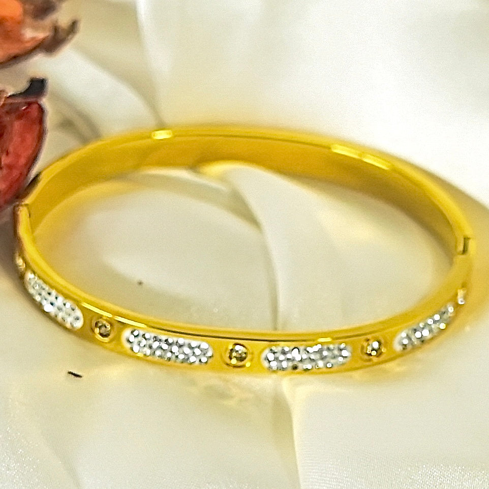 GOLD PLATED STATEMENT BRACELET/KARA